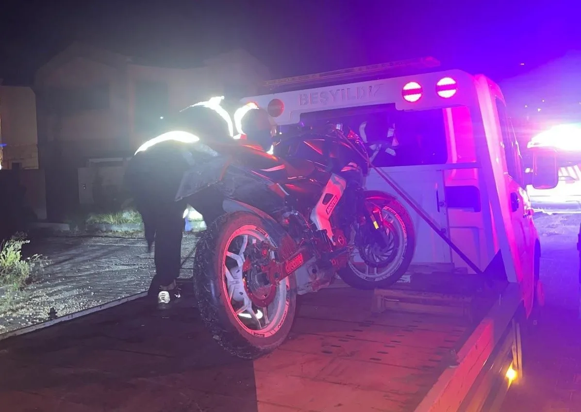 İzmir’in Çeşme ilçesinde plakasız, kasksız ve abartı egzozlu motosiklet sürücülerine