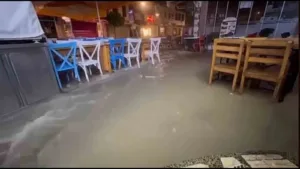 İzmir’in gözde tatil merkezi Çeşme, gece saatlerinde şiddetli yağışa teslim