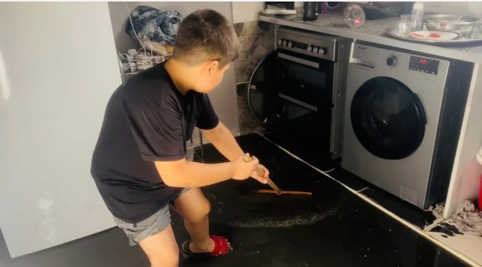 Şanlıurfa’nın Ceylanpınar ilçesinde bir ailenin evini kanalizasyon suyunun basması sonucu