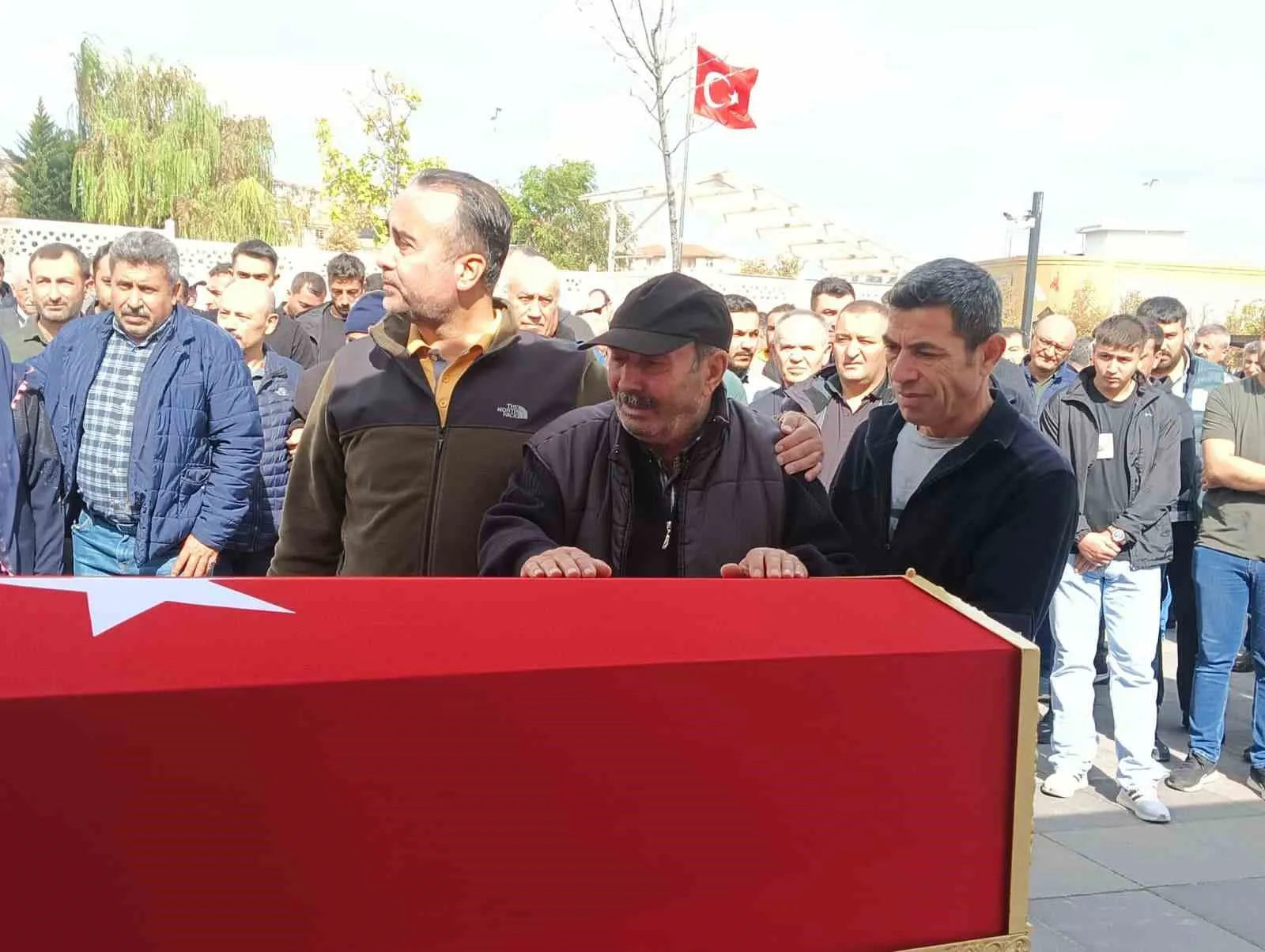 Balıkesir’in Edremit ilçesinde cezaevi firarisi tarafından otomobili gasp edilip silahla