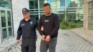 Samsun’da cezaevinden izinli çıkan hükümlü, tartıştığı şahsı bıçaklayınca tutuklanarak yeniden