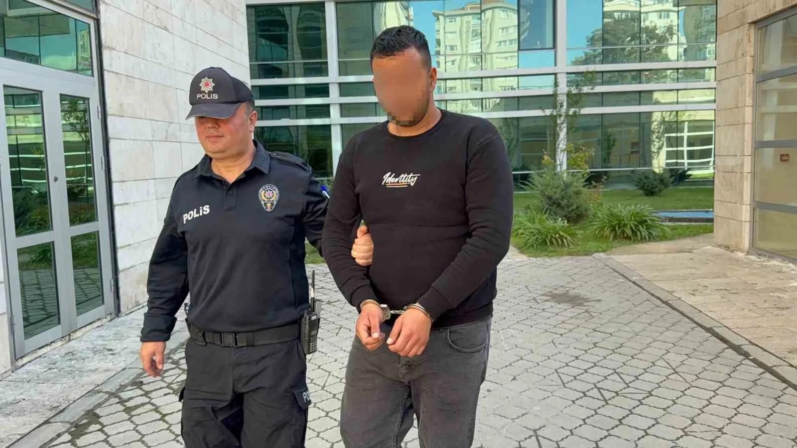 Samsun’da cezaevinden izinli çıkan hükümlü, tartıştığı şahsı bıçaklayınca tutuklanarak yeniden