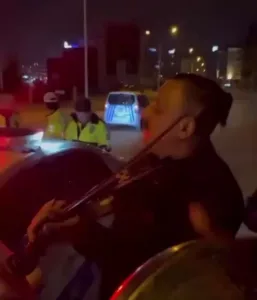 Karabük’te gece saatlerinde gerçekleştirilen trafik denetimlerinde durdurulan bir otobüsün şoförünün
