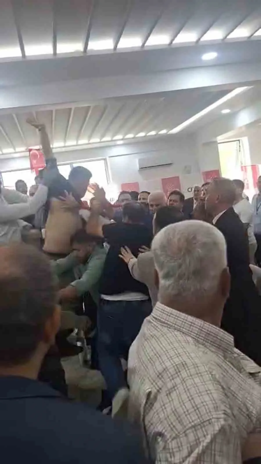 Hatay’da CHP’nin Samandağ ilçe kongresinde yaşanan gerginlik sonrası kavga çıktı.