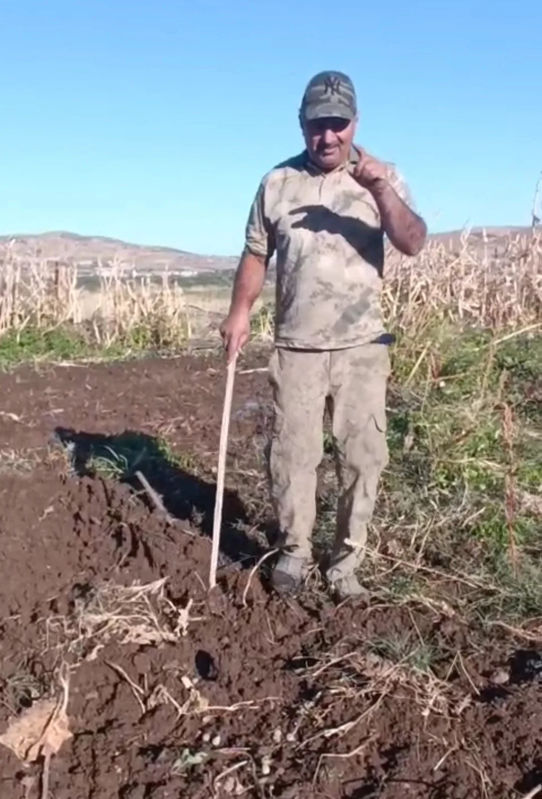 Elazığ’ın Sivrice ilçesinde yaşayan Mustafa Yıldız, bahçesine dadanan domuza, “Benden