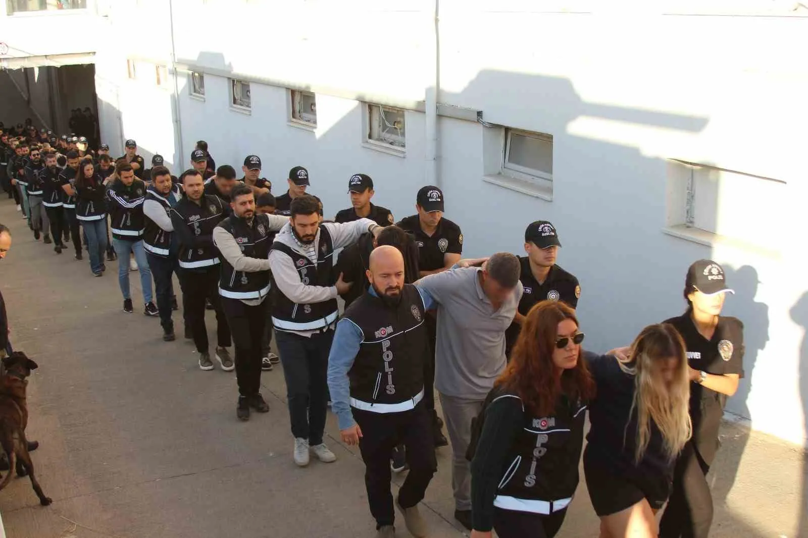 Adana merkezli 10 ilde cinayet, uyuşturucu gibi birçok suça karışan