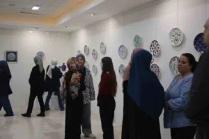 Sakarya Üniversitesinde düzenlenen “Zamanda Geleneksel Yolculuk; Çini” sergisi, öğrencilerin özgün