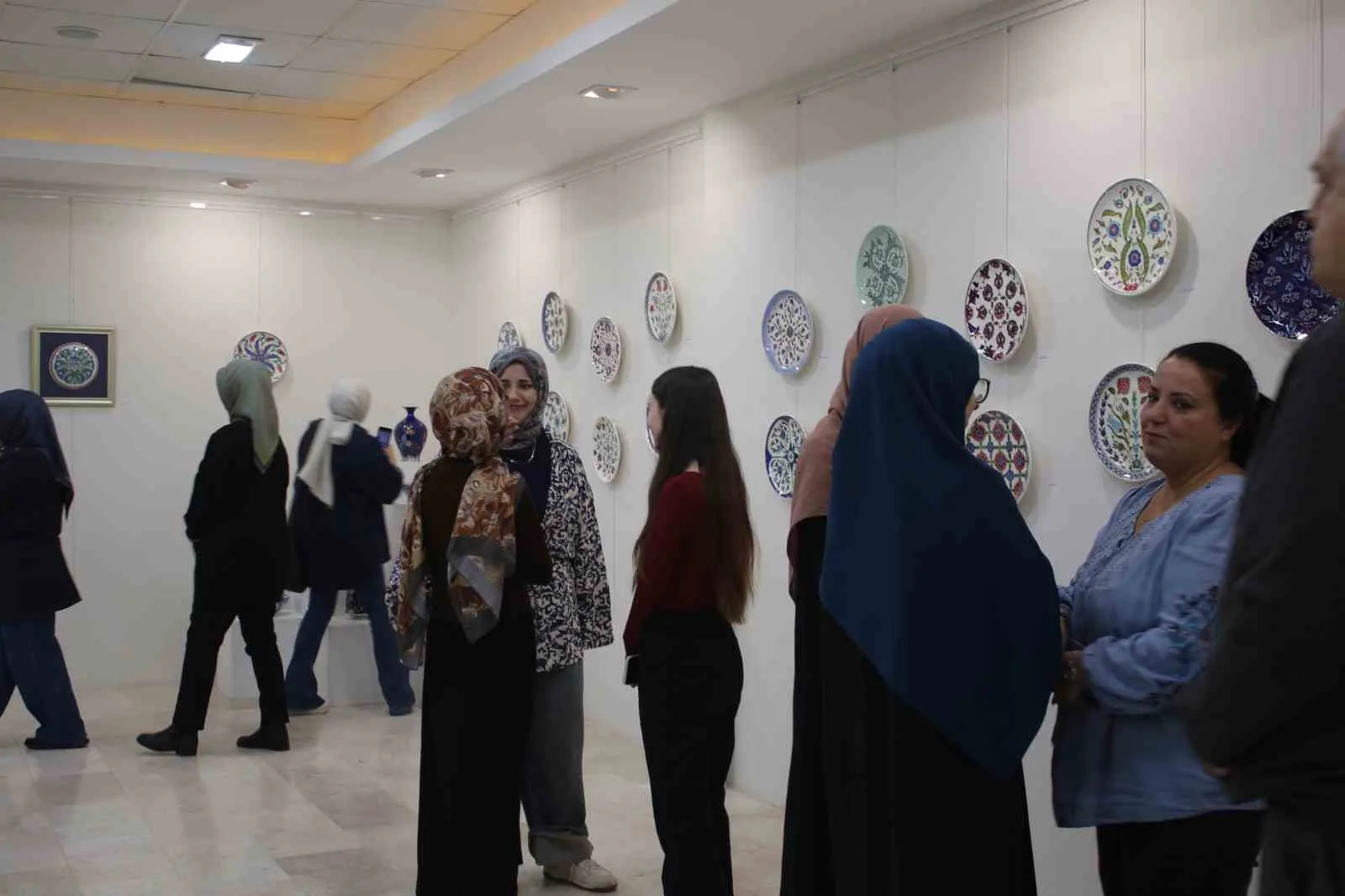 Sakarya Üniversitesinde düzenlenen “Zamanda Geleneksel Yolculuk; Çini” sergisi, öğrencilerin özgün