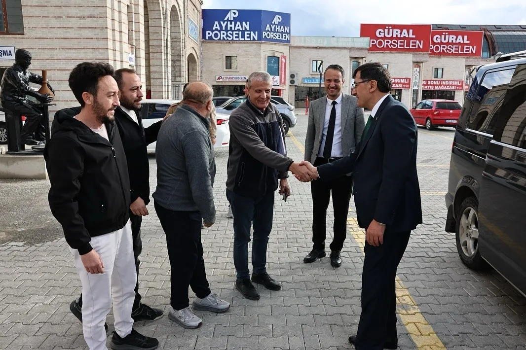 Kütahya Belediye Başkanı Eyüp Kahveci, şehrin önemli ticari noktalarından Çiniciler