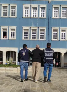 İzmir’in Foça ilçesinde emniyet ekipleri, “cinsel istismar” suçundan hakkında 16
