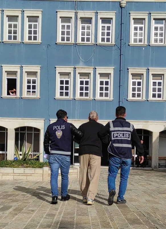İzmir’in Foça ilçesinde emniyet ekipleri, “cinsel istismar” suçundan hakkında 16