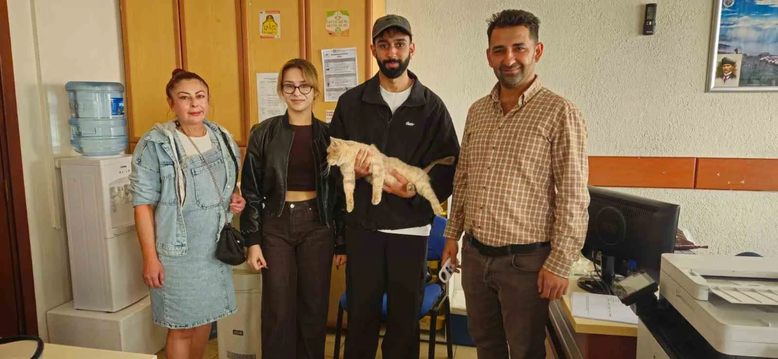 Aydın’ın Nazilli ilçesinde evden kaçan kedi, üniversite öğrencilerinin duyarlılığı ve