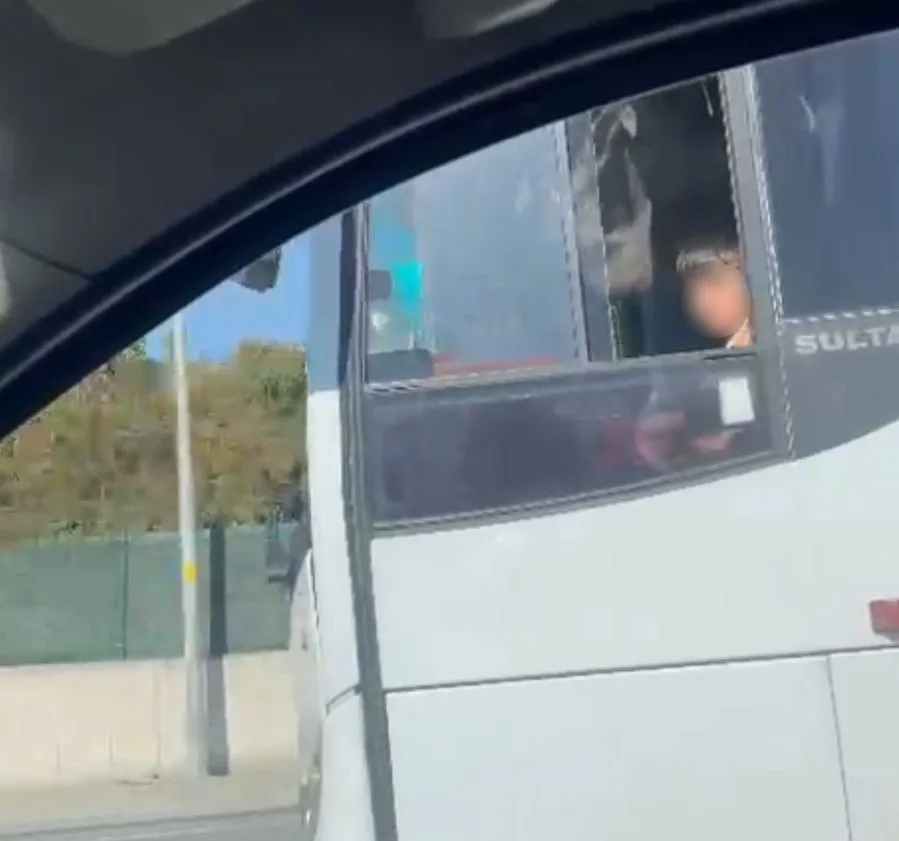 Arnavutköy’de bir çocuğun trafikte servis otobüsü sürmesi görenleri hayrete düşürdü.