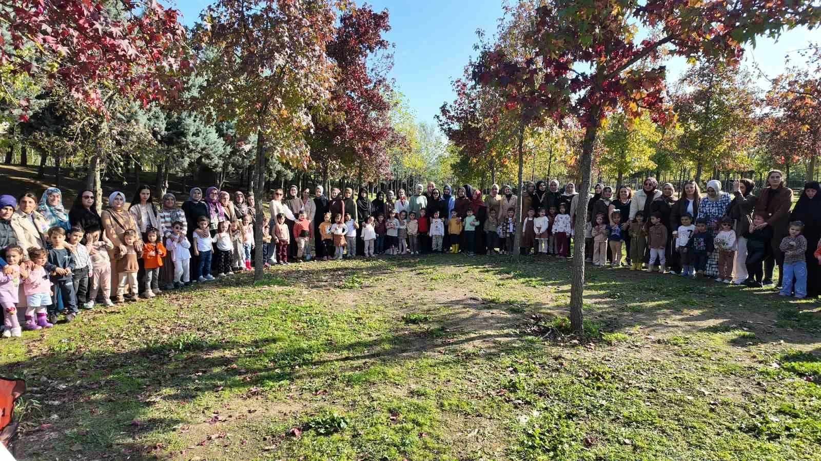 Çayırova’da düzenlenen sonbahar etkinliklerinde öğrenciler ve aileleri, hem doğayı keşfetti