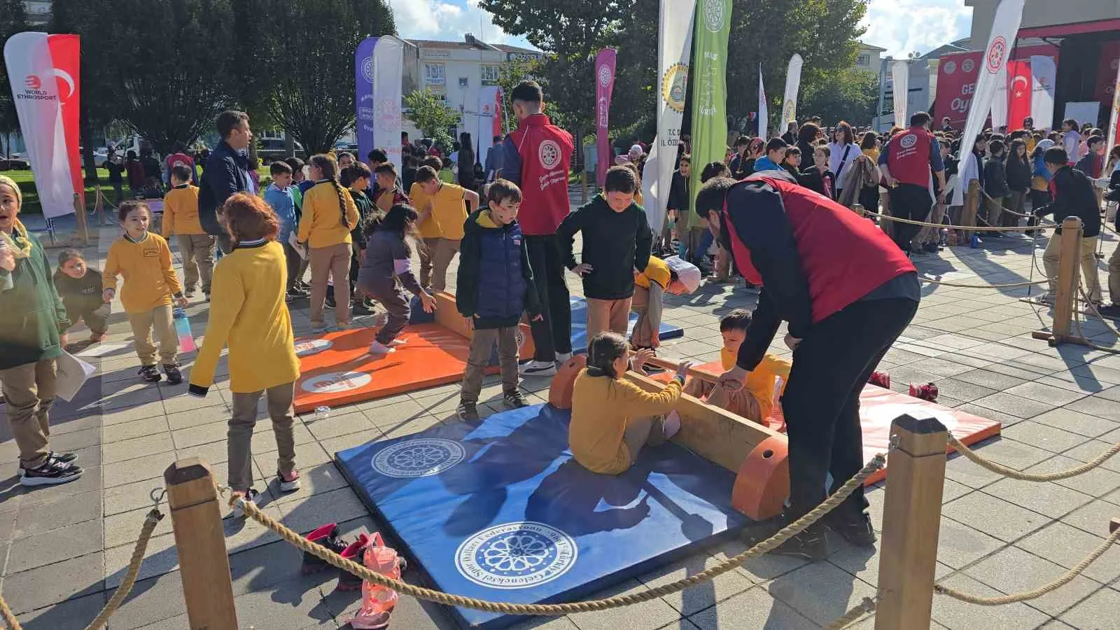 DÜZCE (İHA) – Düzce’ye gelen ’Geleneksel Oyunlar Tırı’nda öğrenciler, ip