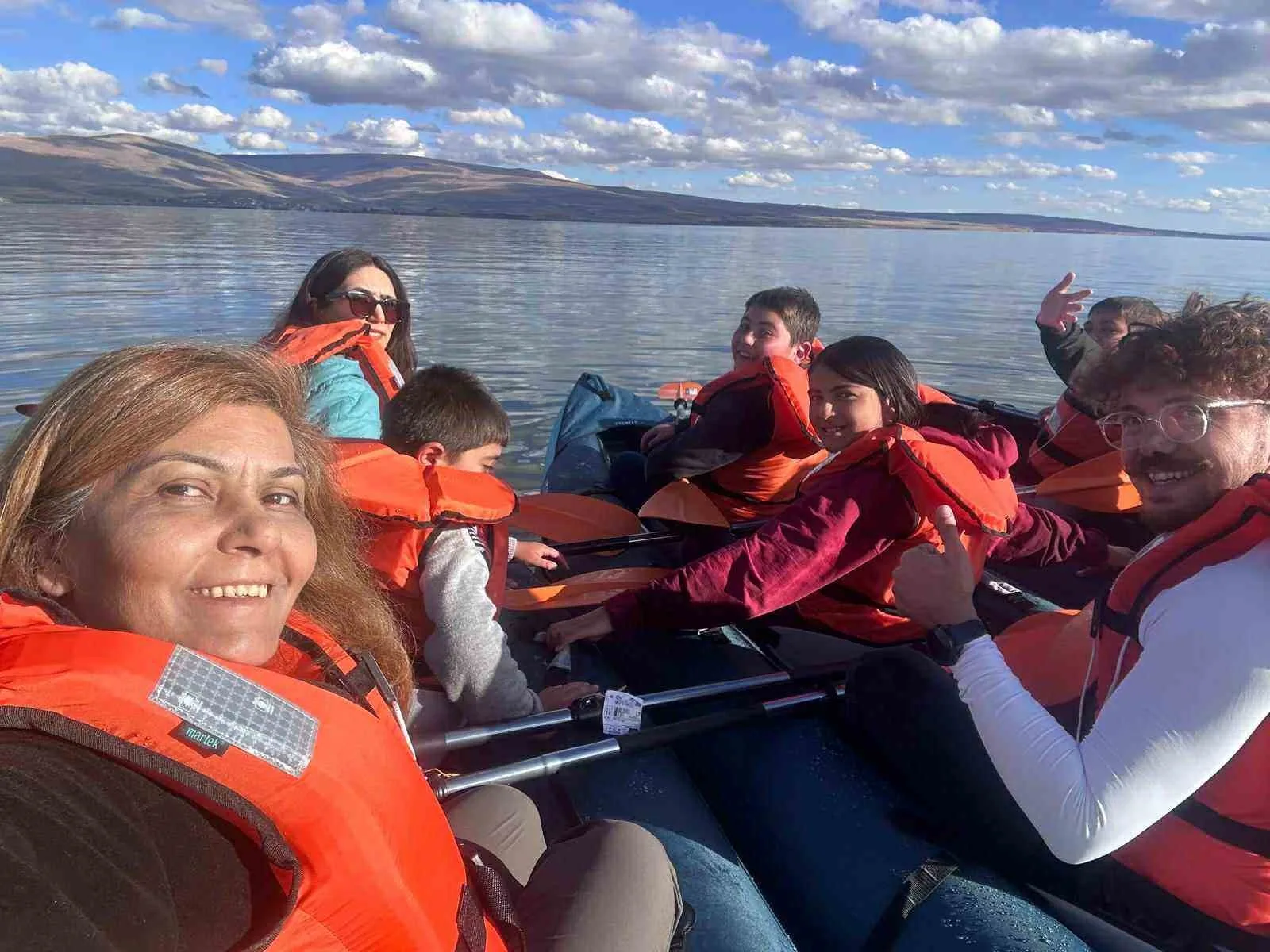 Çıldır Gölünde başlatılan Su Sporları programı Kano eğitimi ile başladı.