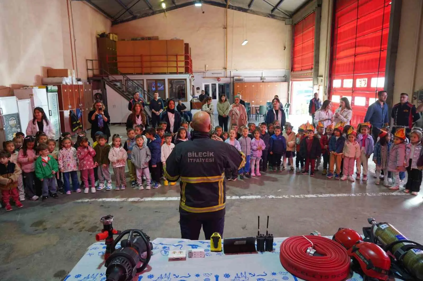 Bilecik’te İtfaiye Haftası etkinlikleri kapsamında öğrenciler, itfaiye çalışanlarıyla bir araya
