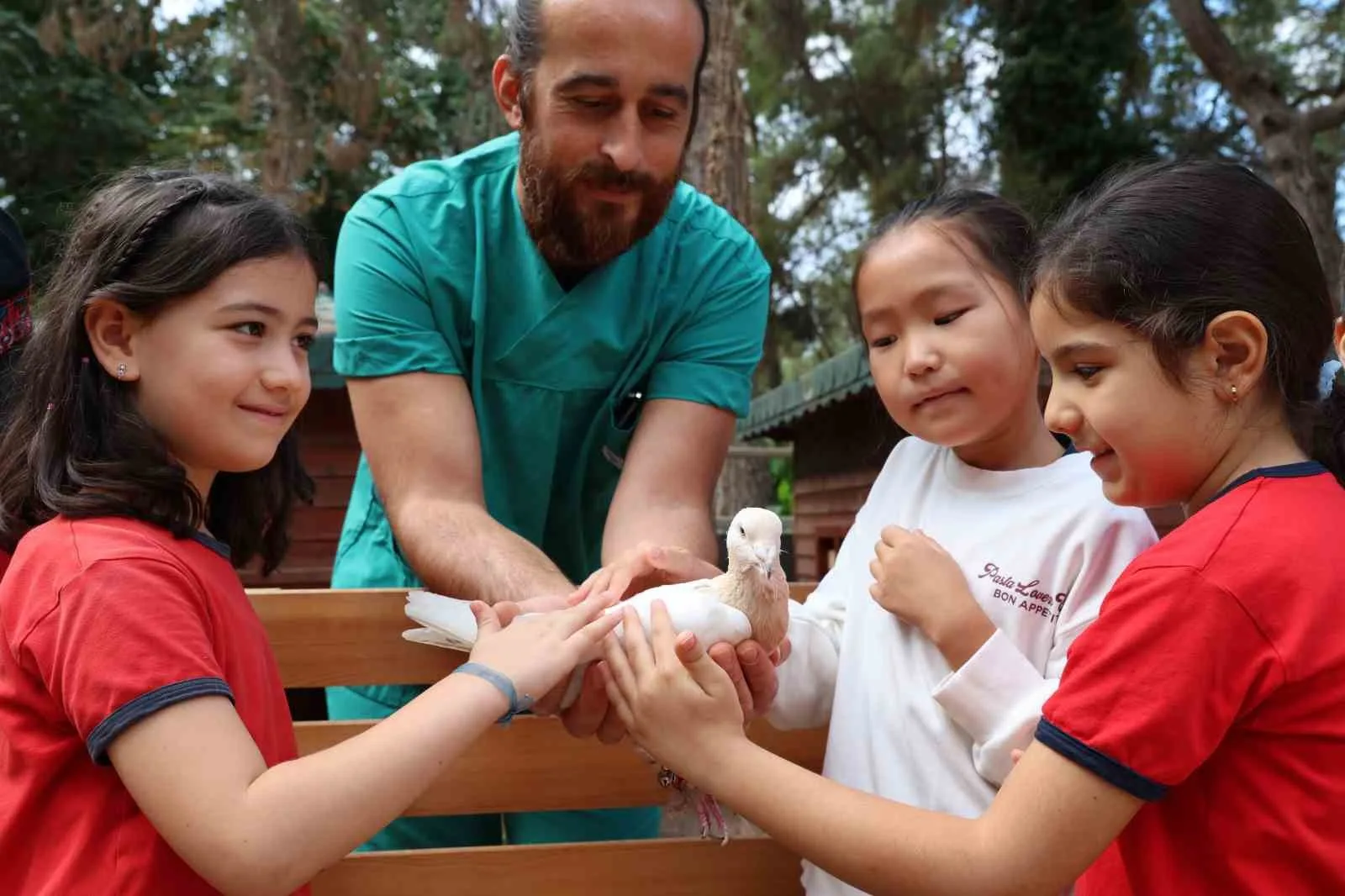 Antalya Büyükşehir Belediyesi, 4 Ekim Dünya Hayvanları Koruma Günü’ne öğrencilere