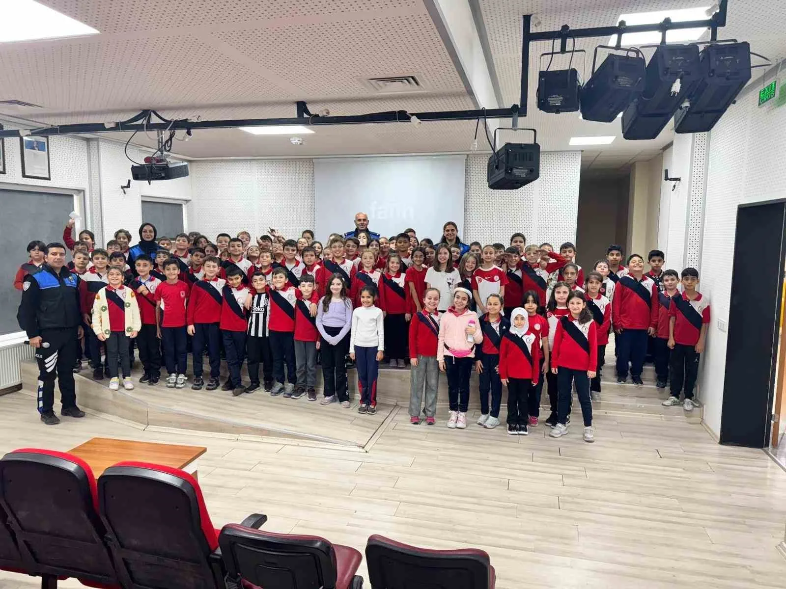 Afyonkarahisar’da polis ekipleri düzenledikleri etkinlik ile çocuklara polislik mesleğini tanıtıp,