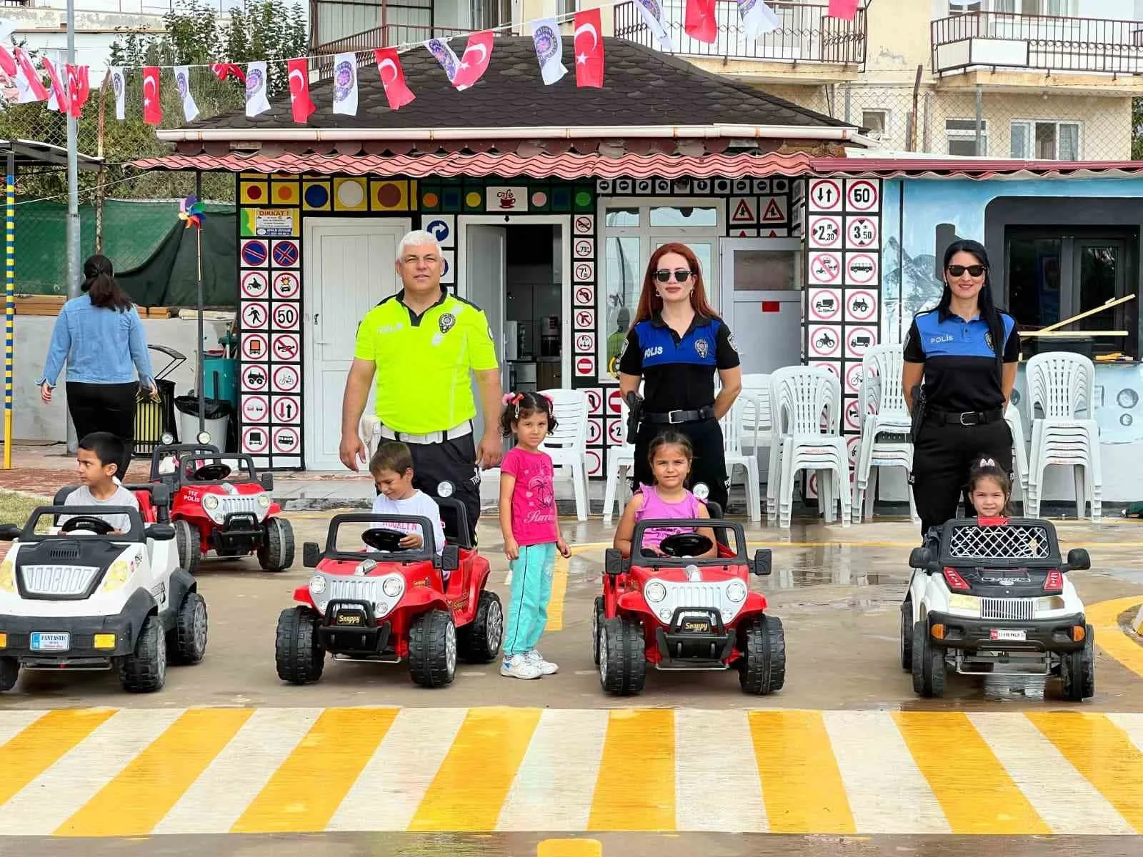 Mersin’in Silifke ilçesinde çocuklara akülü araçlarla uygulamalı trafik eğitimi verildi.