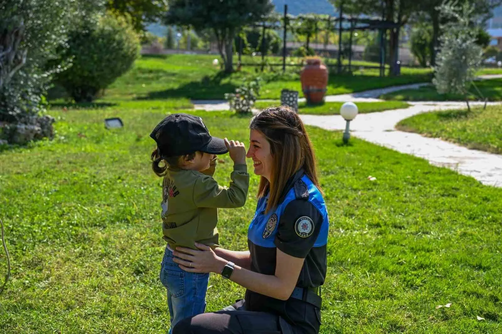 Denizli’de polisler, koruma altındaki çocuklara unutulmaz bir gün yaşattı. Denizli