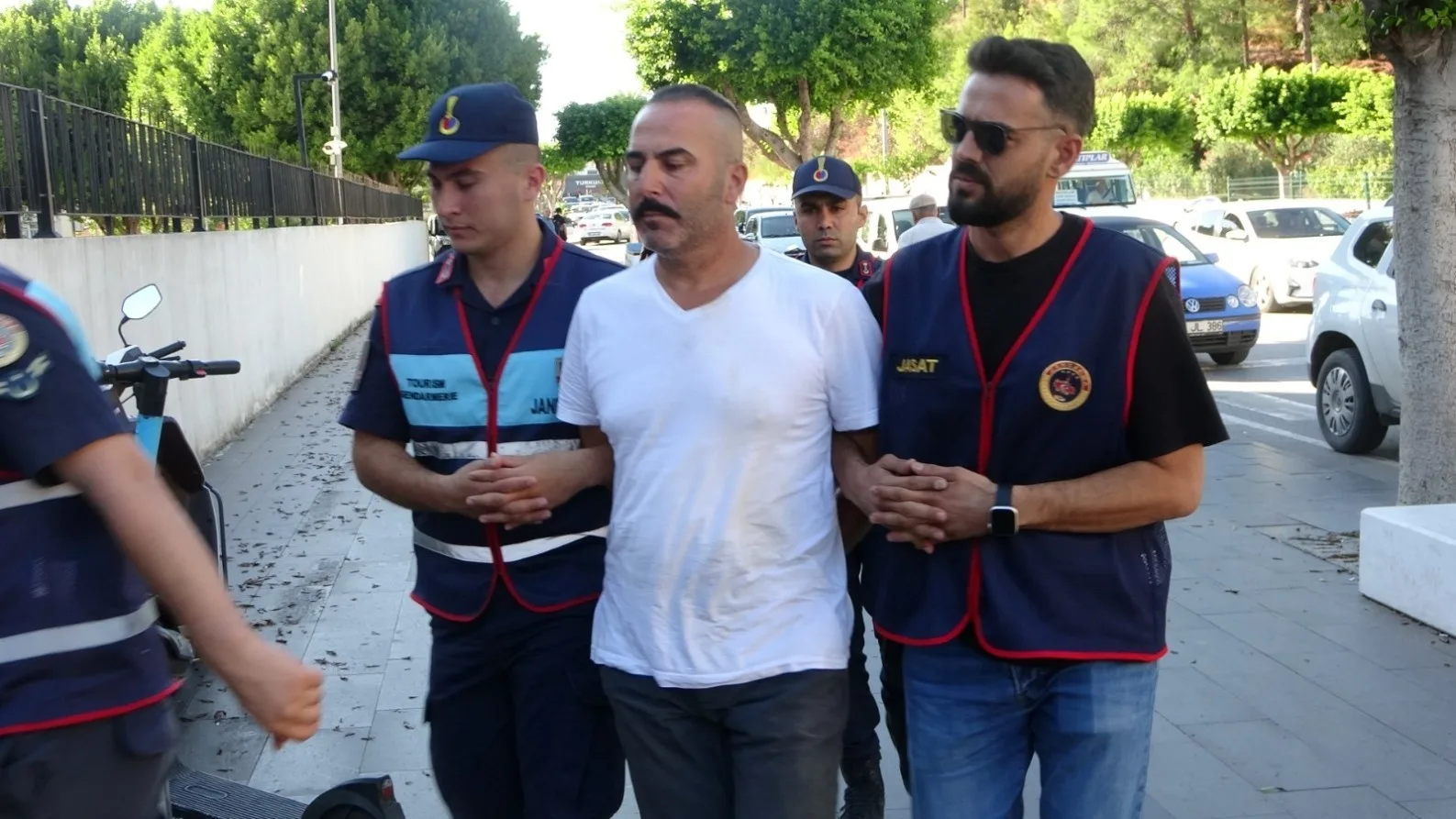 Antalya’nın Manavgat ilçesinde çöp kamyonunun sürücüsünü boynundan bıçaklayarak öldüren mesai