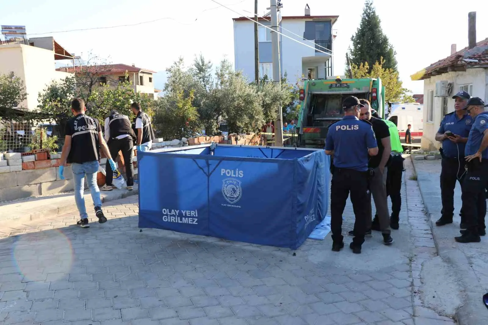 Denizli’nin Pamukkale ilçesinde bahçeden evine gitmek isterken çöp kamyonu çarptığı
