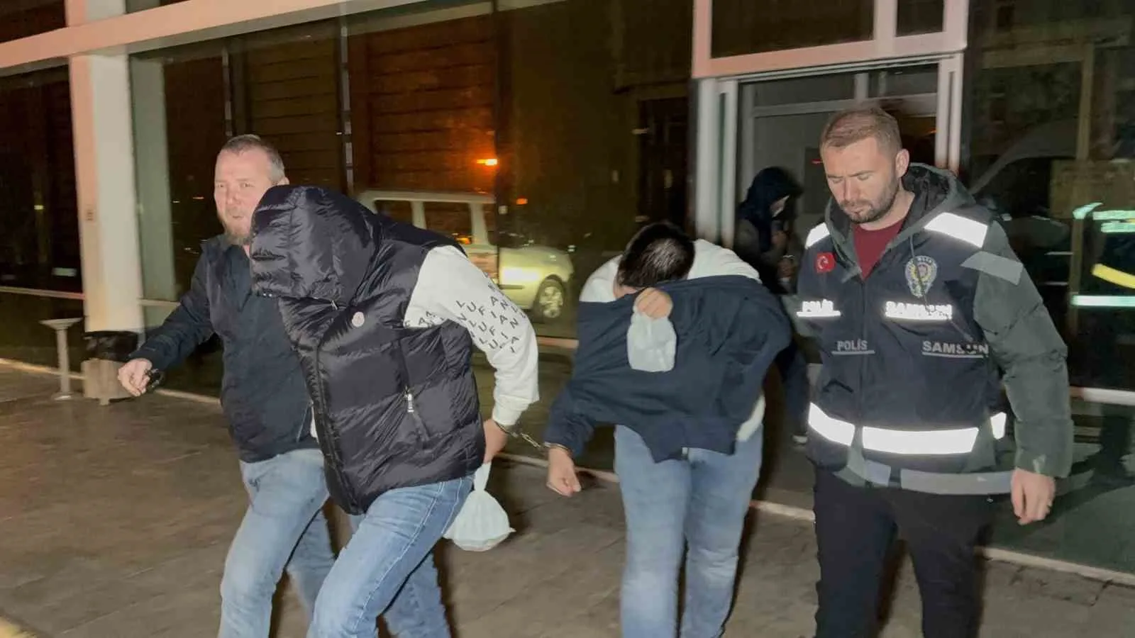 Samsun’da çöp konteyneri içerisinde uyuşturucu teslimatı güvenlik kamerası tarafından kaydedilirken,