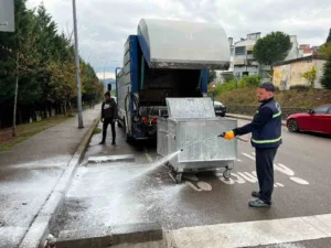 Gölcük’te ilçe genelinde bulunan çöp konteynerler, ekipler tarafından düzenli olarak