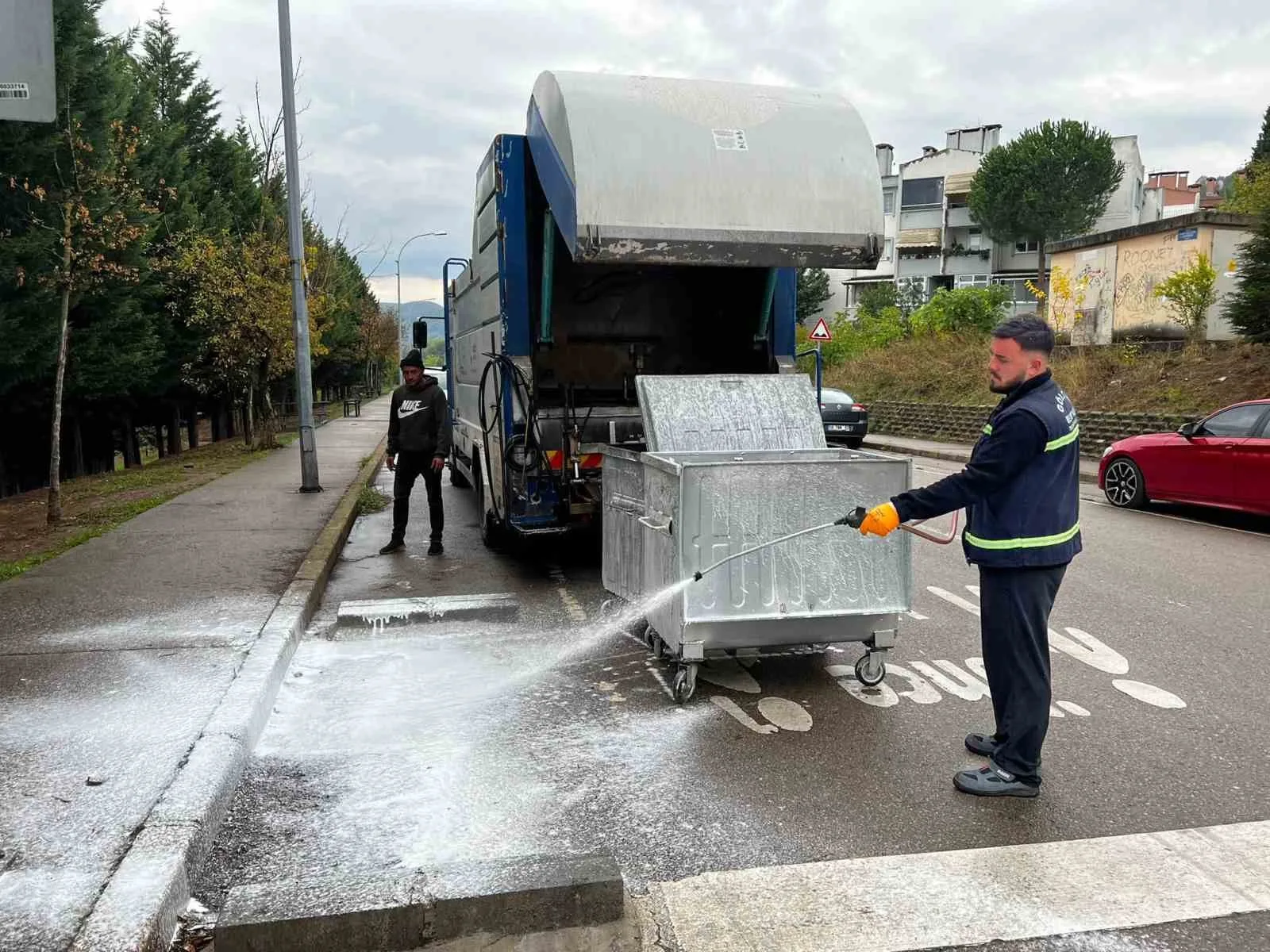 Gölcük’te ilçe genelinde bulunan çöp konteynerler, ekipler tarafından düzenli olarak