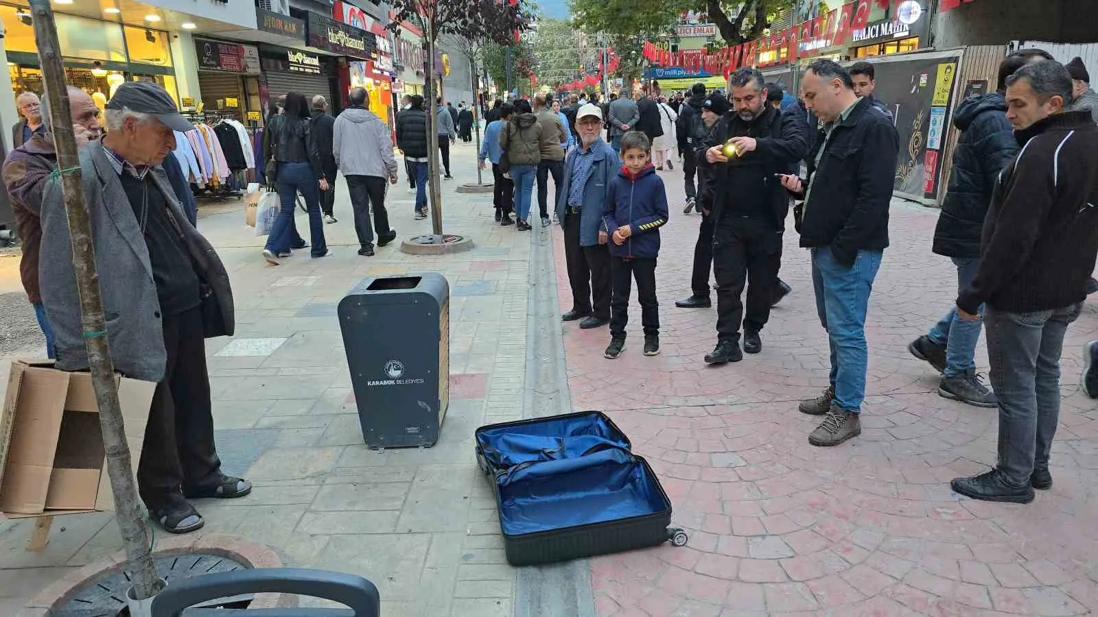 Karabük’te çöp kutusunun yanına bırakılan valiz paniğe neden oldu. Olay,