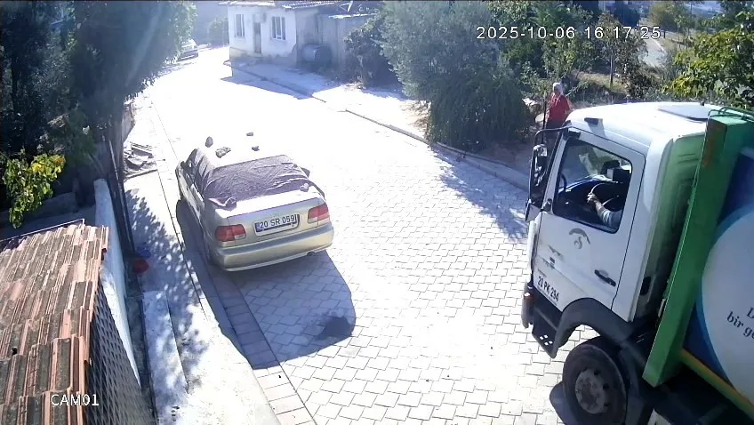 Denizli’nin Pamukkale ilçesinde çöpünü belediye ekiplerine teslim etmek için kamyona