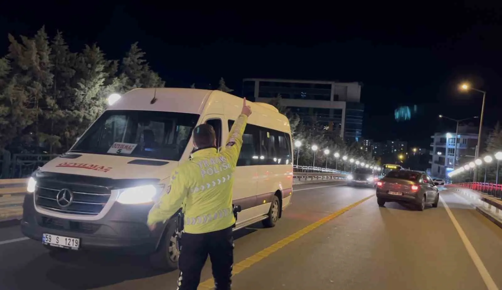 Tekirdağ Çorlu’da alkollü kadın sürücünün kullandığı otomobil, karşı yönden gelen