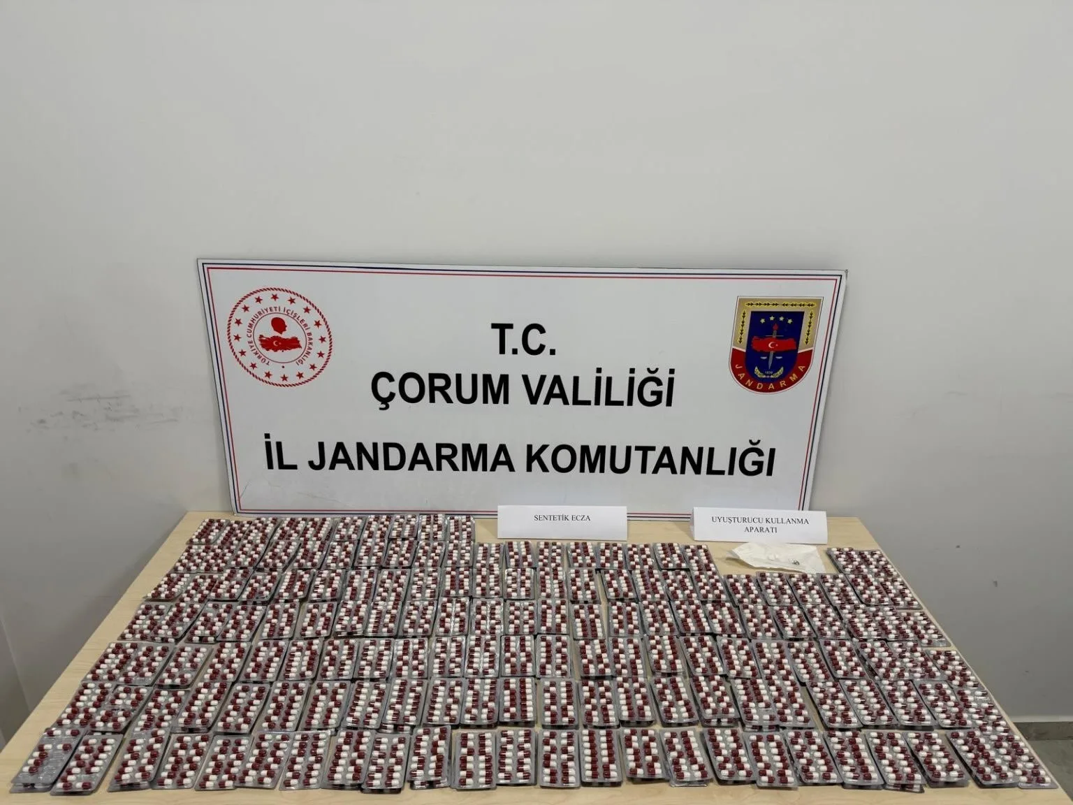 Çorum’un Sungurlu ilçesinde düzenlenen uyuşturucu operasyonunda 3 bin 895 adet