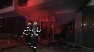 Çorum’da bir apartmanın giriş katında bulunan ve ev eşyalarının olduğu