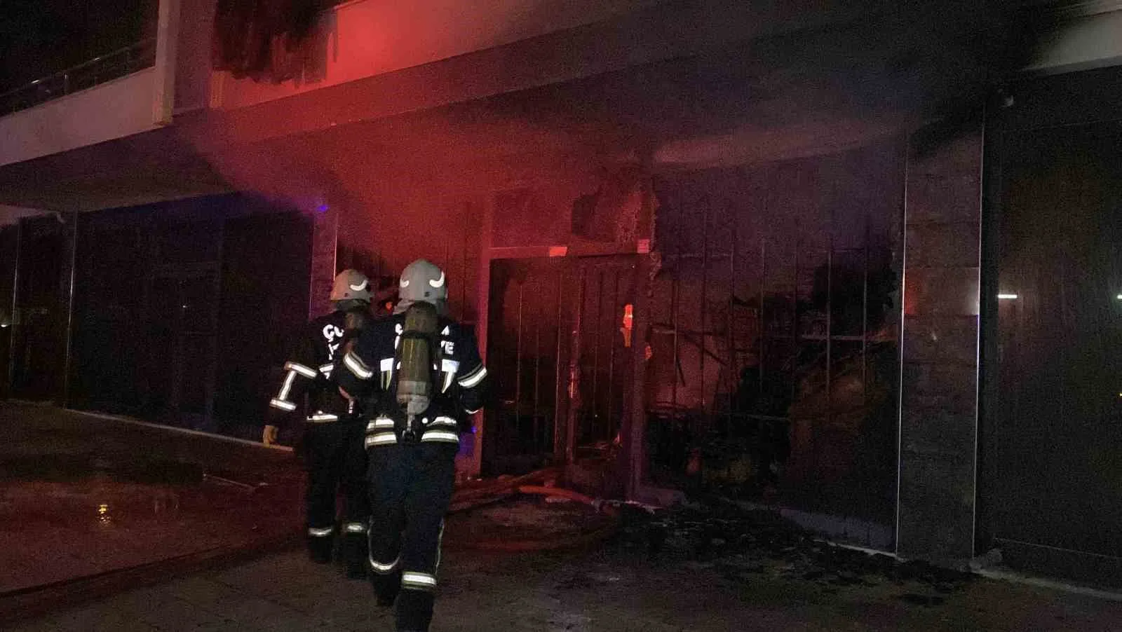 Çorum’da bir apartmanın giriş katında bulunan ve ev eşyalarının olduğu