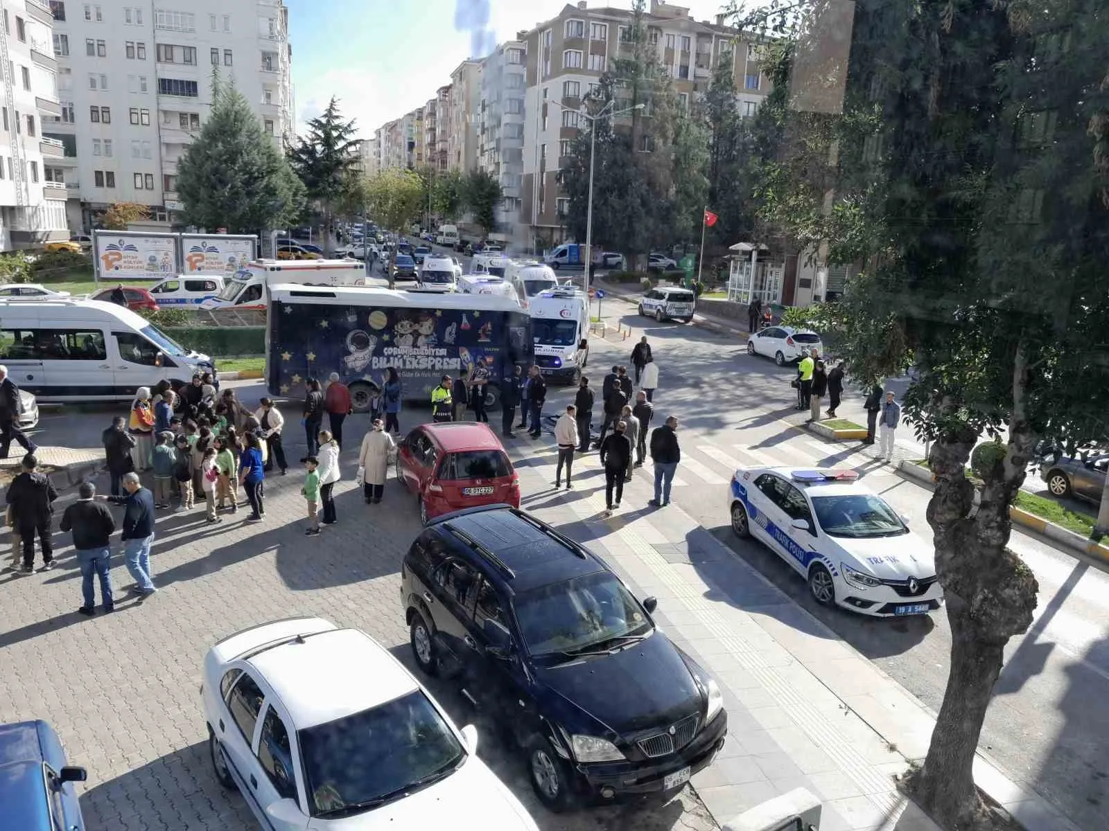 Çorum’da kitap fuarına giden öğrencilerin bulunduğu belediye otobüsünün kamyona çarpması