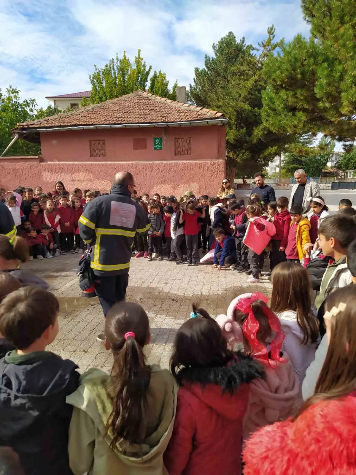 Çorum’un Alaca ilçesinde ilköğretim okulu öğrencilerine yangın konusunda eğitim verildi.