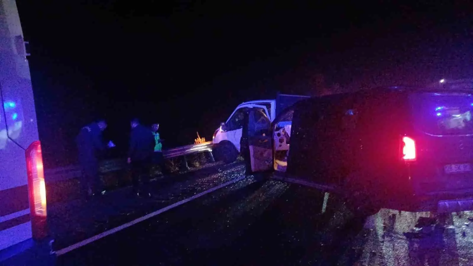 Çorum’da minibüs ile kamyonetin çarpışması neticesinde meydana gelen kazada Anahtar