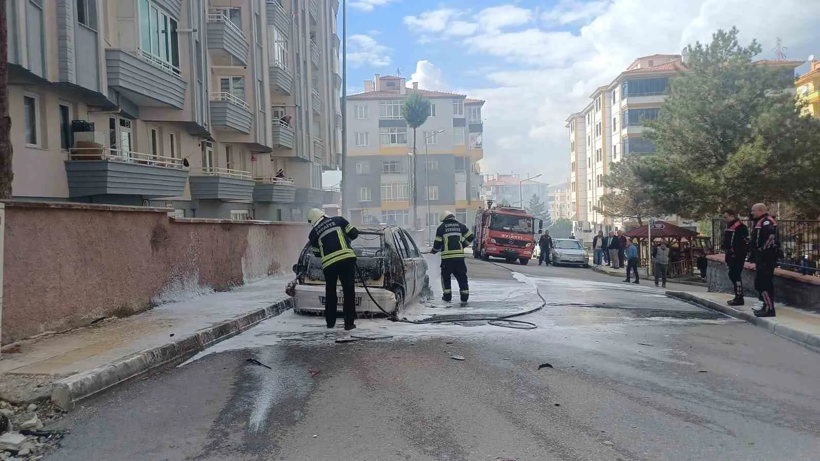 Çorum’da tartıştığı imam nikahlı eşine öfkelenen kadın, otomobili ateşe verdi.