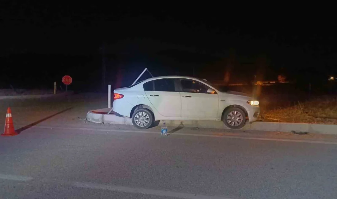 Çorum’un Alaca ilçesinde otomobilin orta refüje çarpması neticesinde meydana gelen