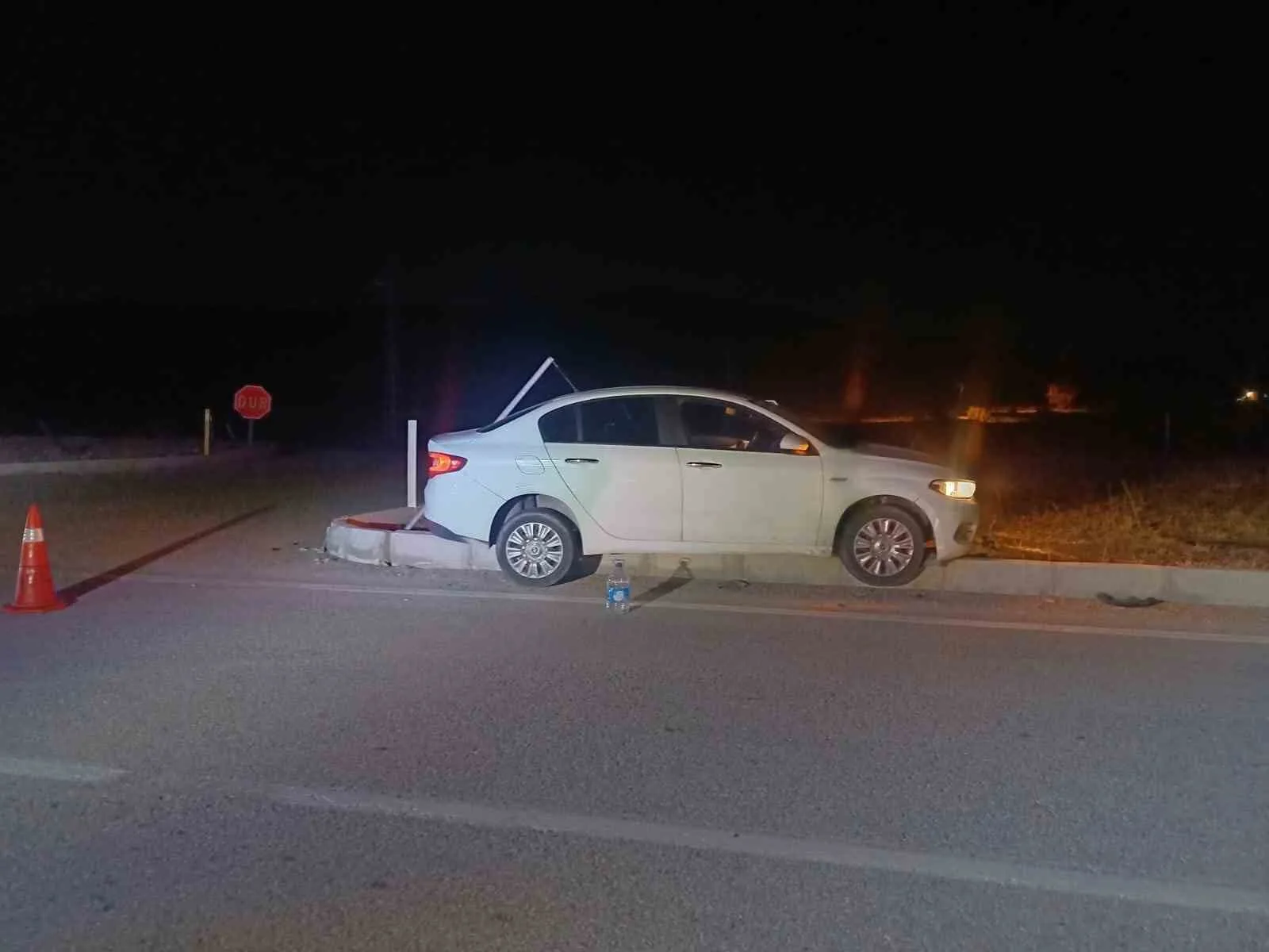 Çorum’un Alaca ilçesinde otomobilin orta refüje çarpması neticesinde meydana gelen