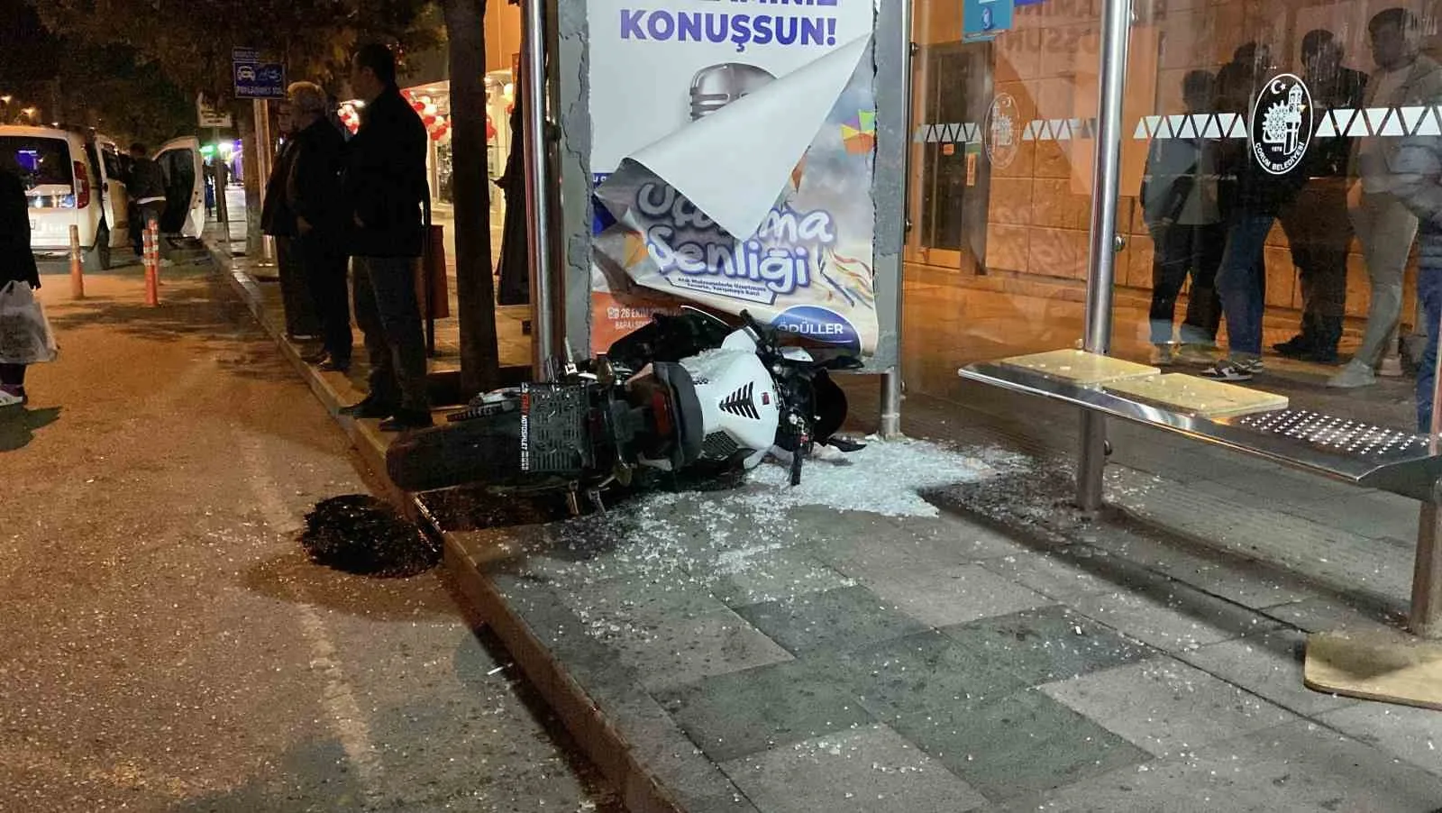 Çorum’da otomobille çarpışan motosiklet savrularak otobüs durağına çarptı. Kazada motosiklet