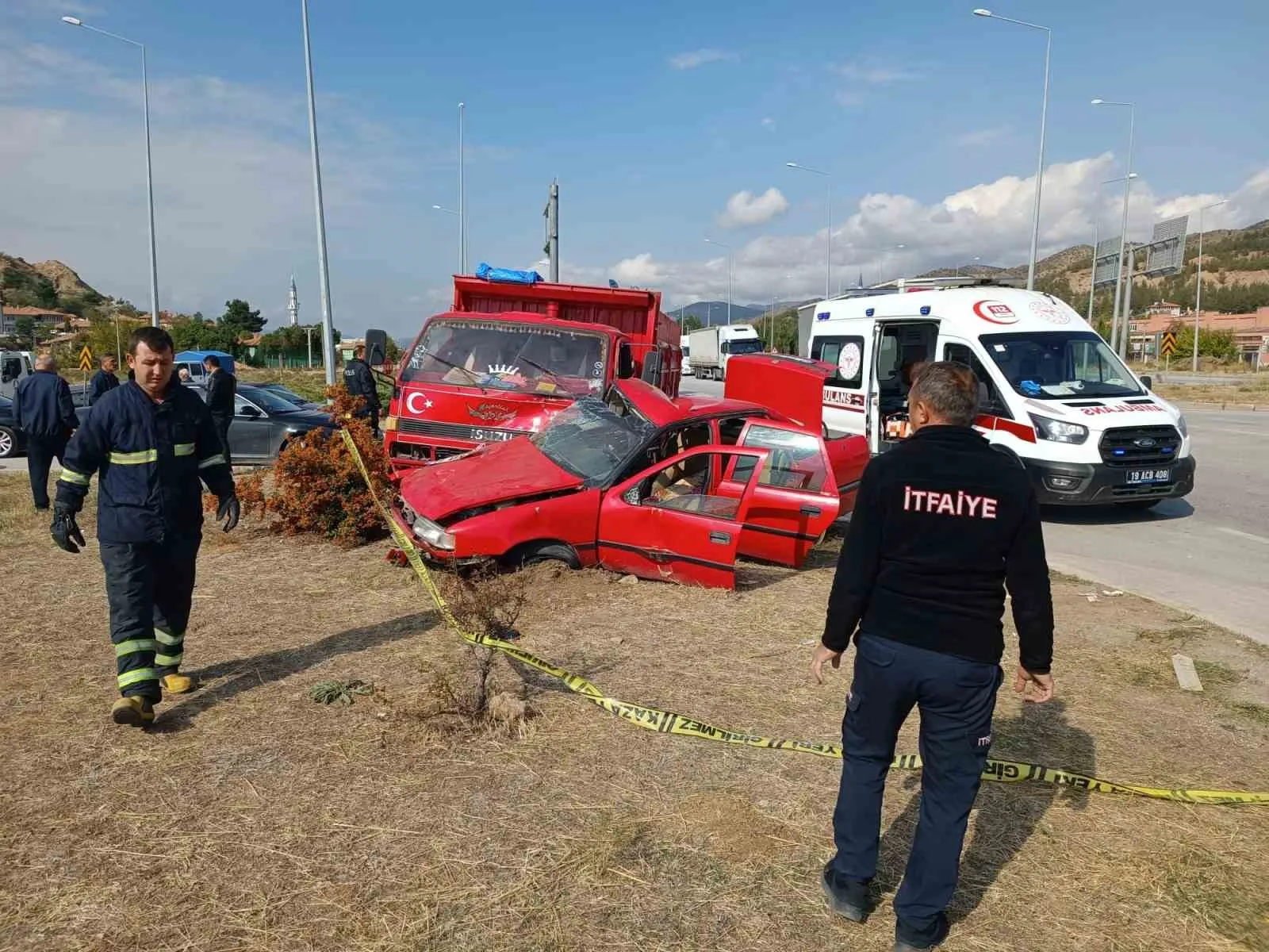 Çorum’un Osmancık ilçesinde otomobille kamyonetin çarpışması sonucu 1 kişi hayatını