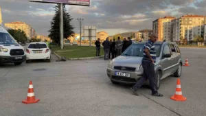 Çorum’da iki otomobilin çarpışması neticesinde meydana gelen trafik kazasında 2