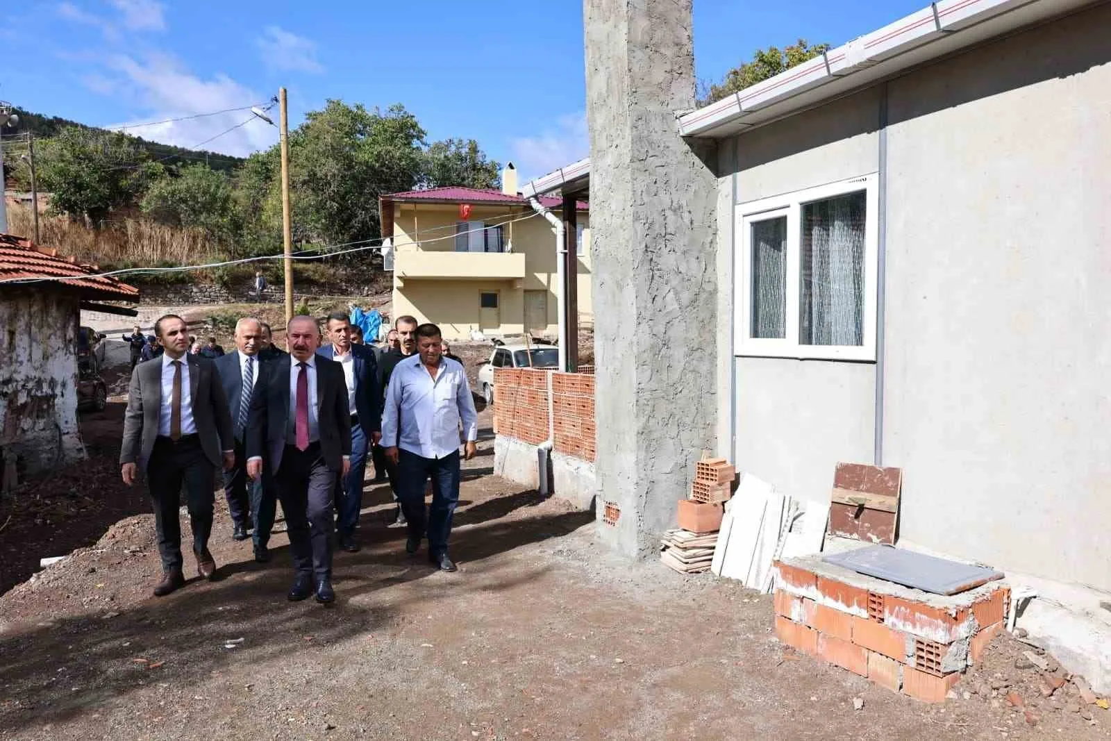 Çorum’un İskilip ilçesinde çıkan yangında evleri kullanılamaz hale gelen iki