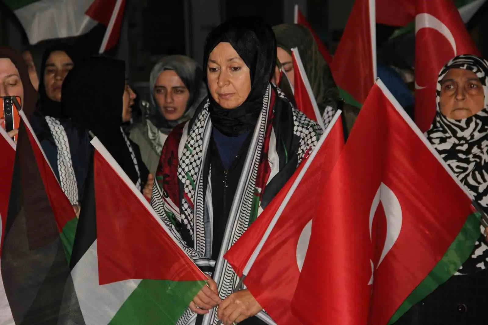 Çorum’da yüzlerce vatandaş, Gazze’ye insani yardım taşıyan Küresel Sumud Filosu’na