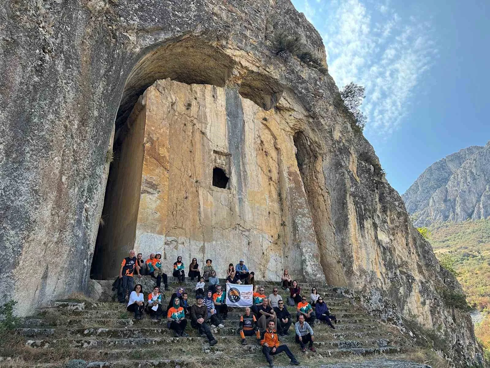 Çorum’un Laçin ilçesi Kırkdilim mevkiinde yer alan Kapılıkaya Kaya Mezarı,