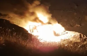 Hakkari’nin Çukurca ilçesinde madencilere ait park halindeki araç alev alarak