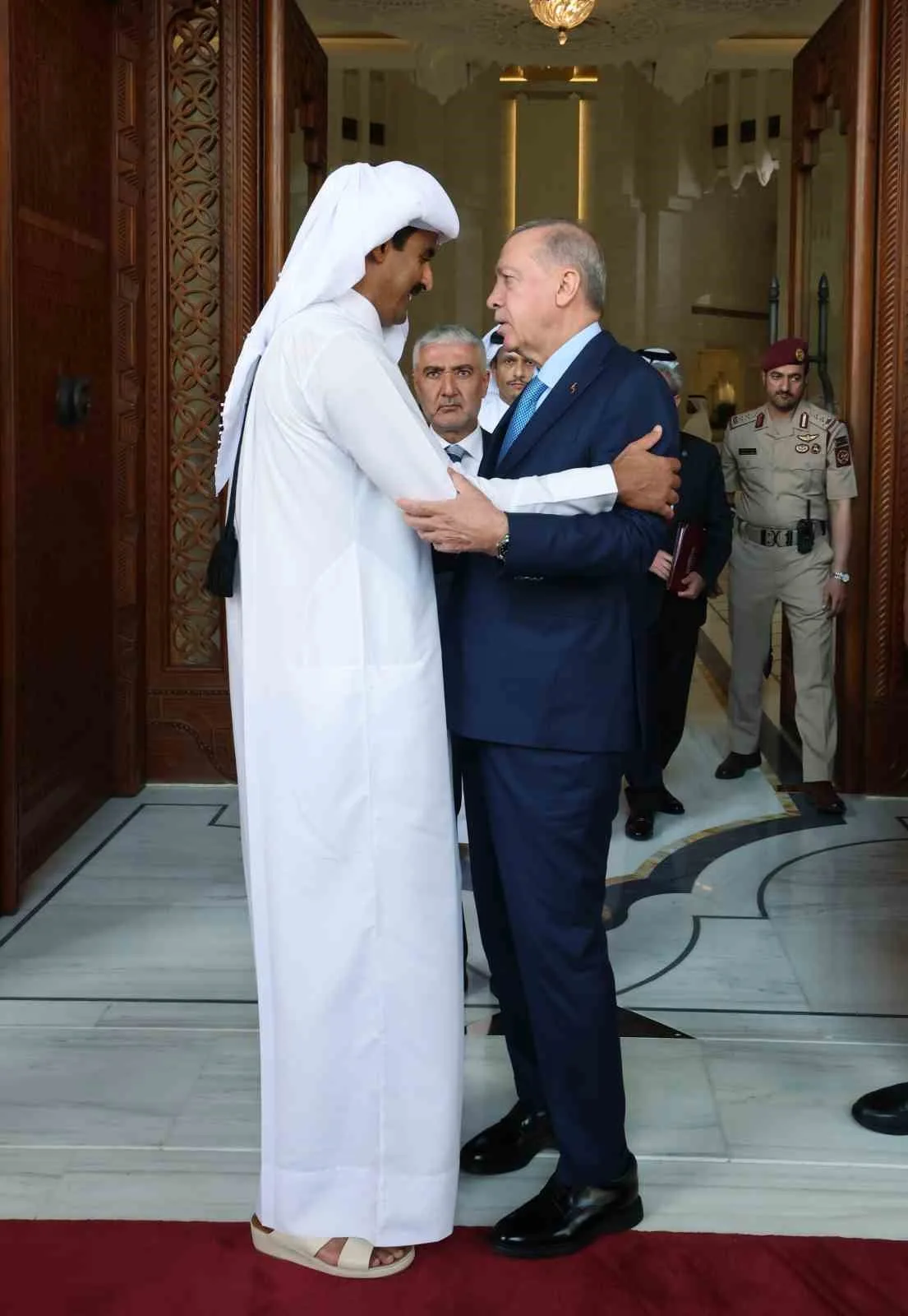 Cumhurbaşkanı Recep Tayyip Erdoğan, Katar temaslarını tamamlamasının ardından Doha’dan ayrıldı.